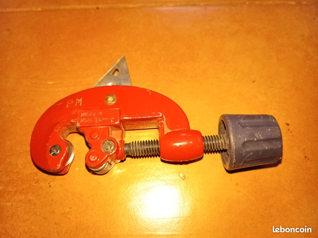 Coupe tube cuivre PER rouge et gris (image 1)