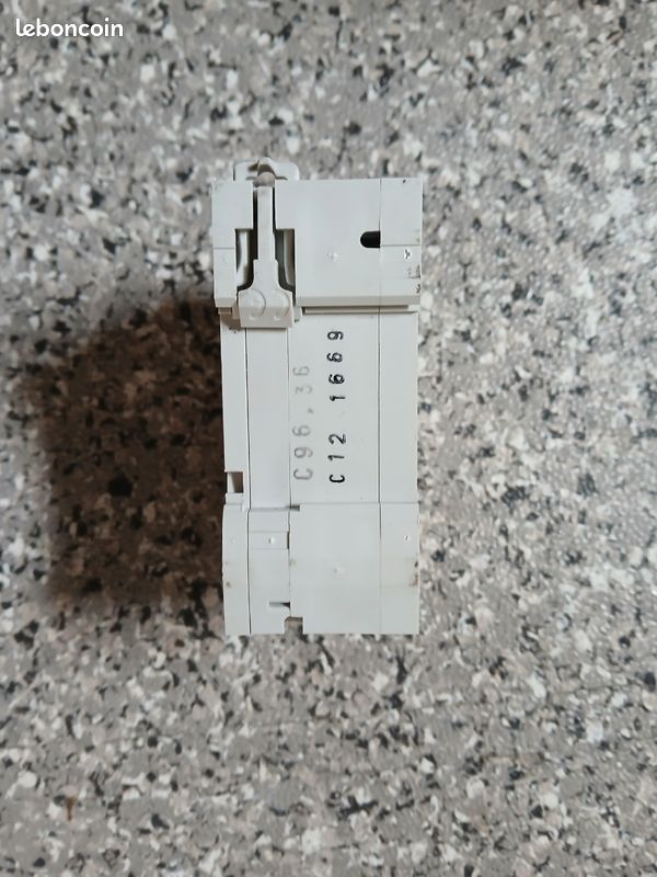 Disjoncteur différentiel C 16 a 30mA (image 8)