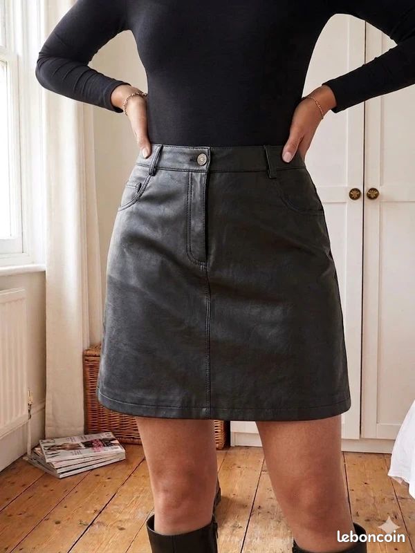 Jupe noire en véritable cuir d'agneau, neuve jamais portée, taille 40 (image 1)