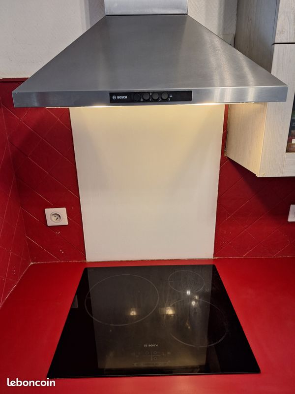 Plaques à induction, hotte et four Bosch (image 1)