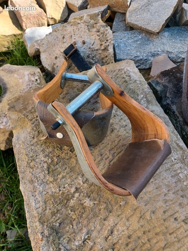 Paire D'étriers D'arc à Bœuf Anciens - Bois Et Métal - Décoration Western Primitive