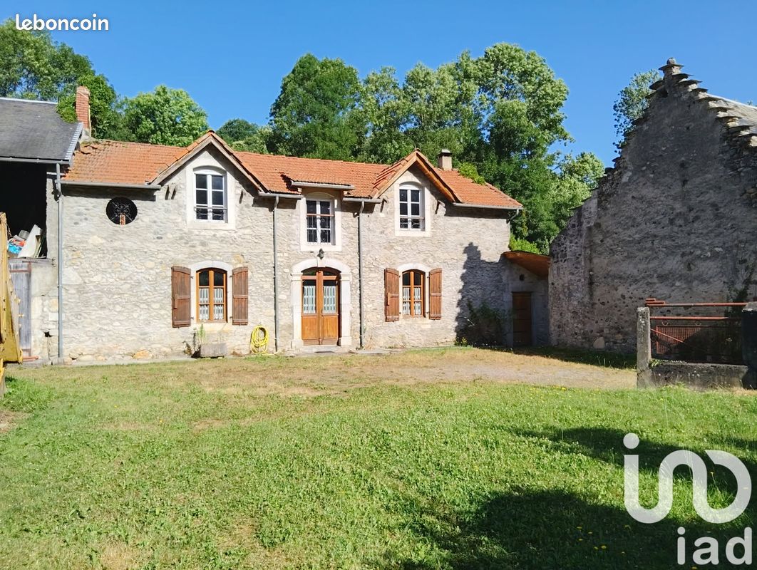 Maison 8 pièces 199 m² · à Lortet · 199 m² · 252 000 €