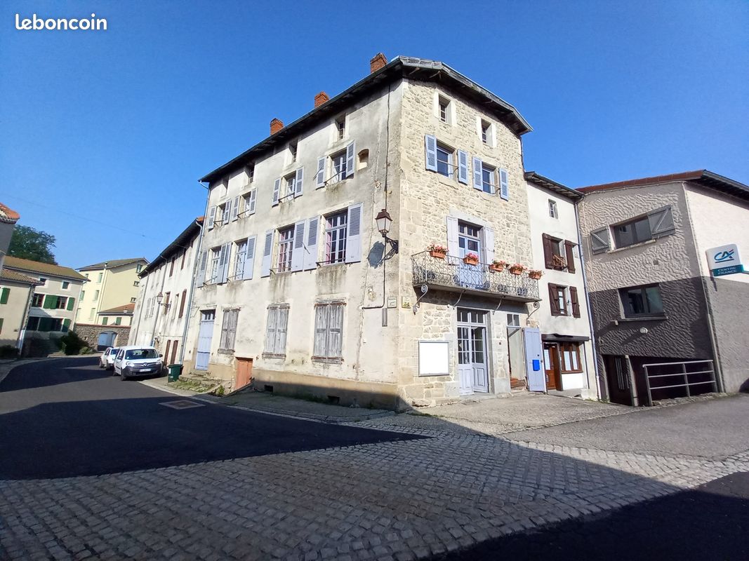 Maison 6 pièces 168 m² · à Usson-en-Forez · 168 m² · 77 000 €