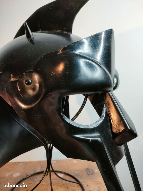 Gladiateur . Casque noir à pointes (image 1)