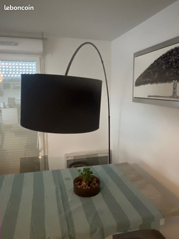Lampe incurvée (image 1)