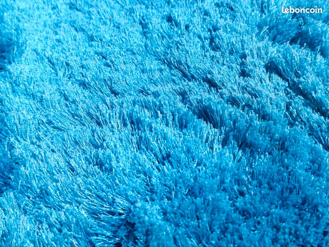 Tapis poil brillant bleu (image 2)