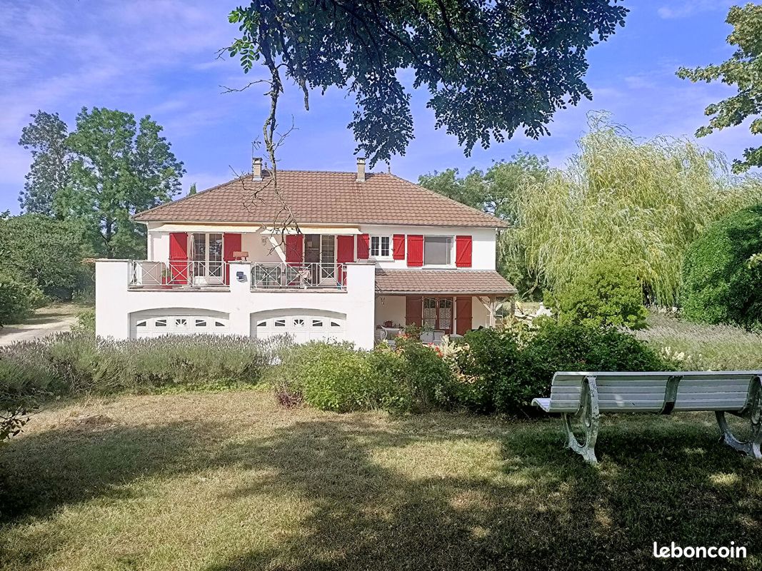 Pavillon 7 pièces 157 m² - Saint-Martin-de-Bernegoue 79230 (image principale 0)