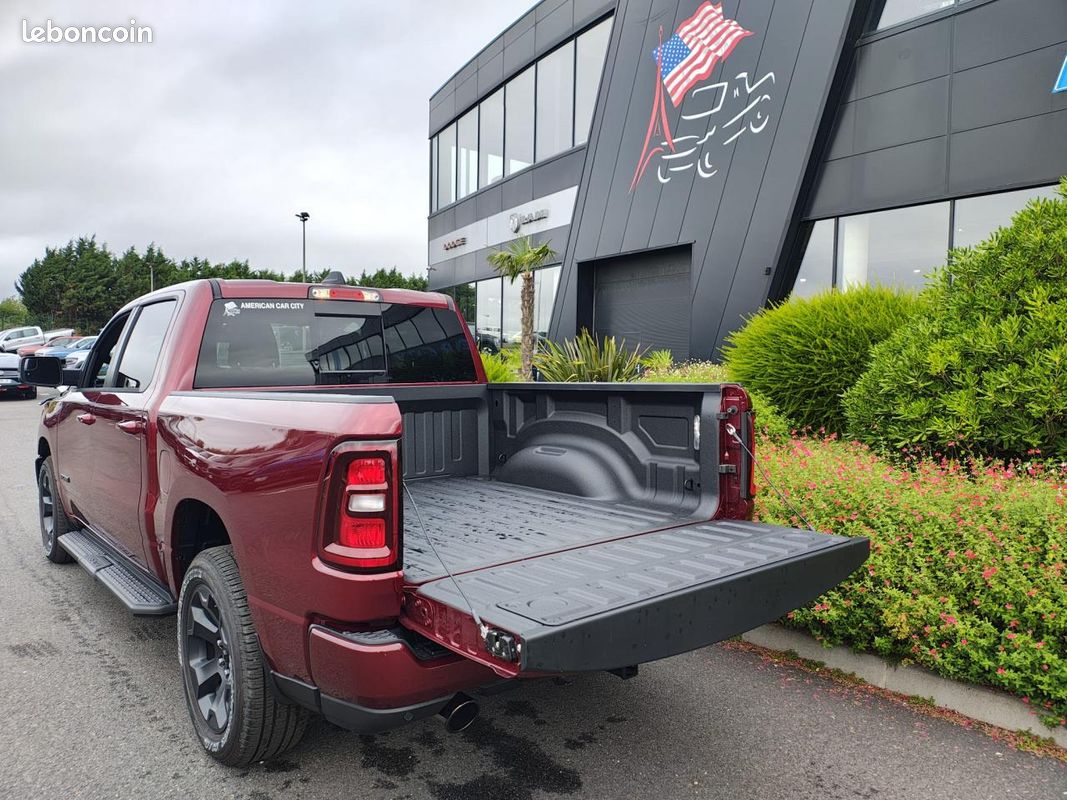 Dodge ram 1500 crew cab sport black package 2025 (image 4)