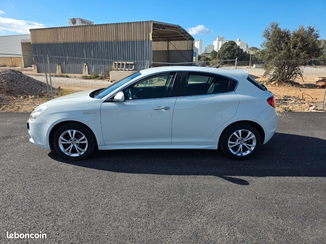 Alpha Romeo Giulietta 1.4 16v T-jet Distinctive - Voitures