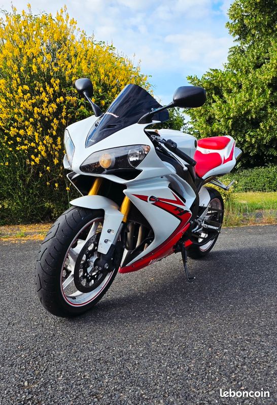 Yamaha R1 (image 1)