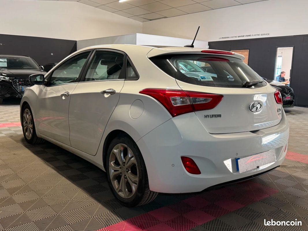 HYUNDAI i30 1.6 CRDi 128 Pack Premium TOIT OUVRANT / SIEGES CHAUFFANTS (image 5)