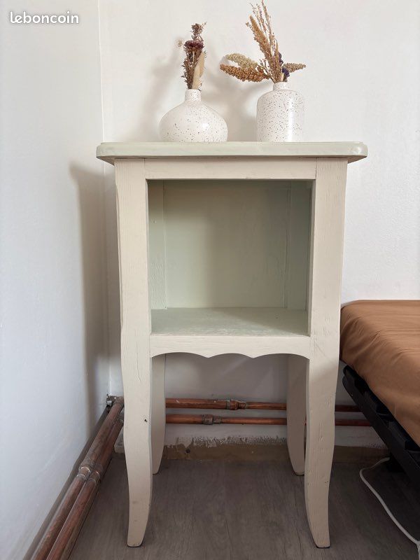 Table de nuit ou meuble d’appoint (image 1)