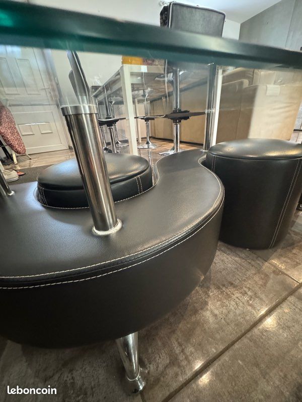Table basse avec poufs (image 4)