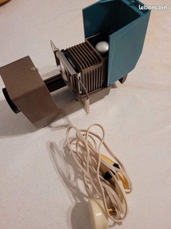Projecteur de diapositives Leitz Prado 250 dans son étui