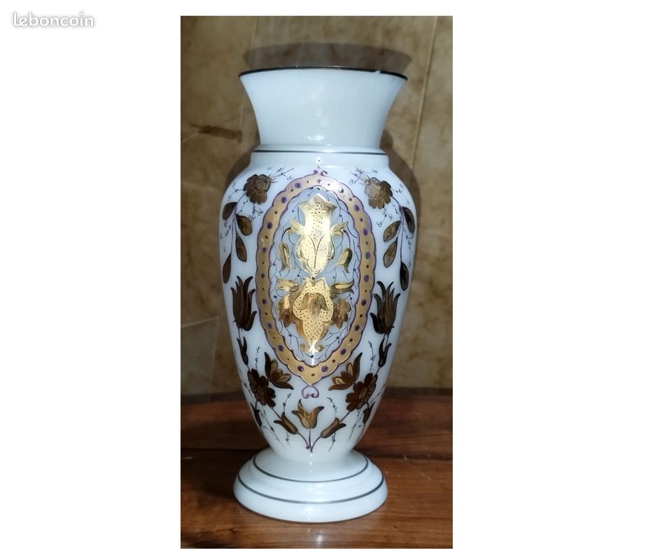 Magnifique Vase ancien en Opaline Blanc décoration or (image 1)