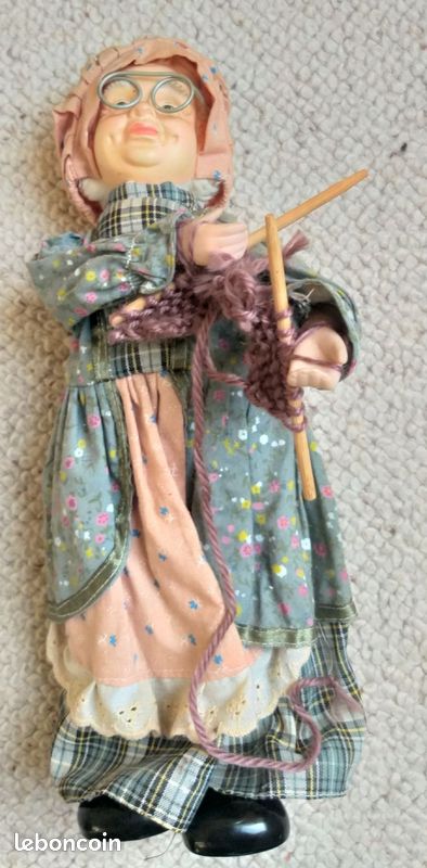Poupée En Porcelaine Musicale - Mamie Qui Tricote - 30 Cm - Neuve - Sans Marque