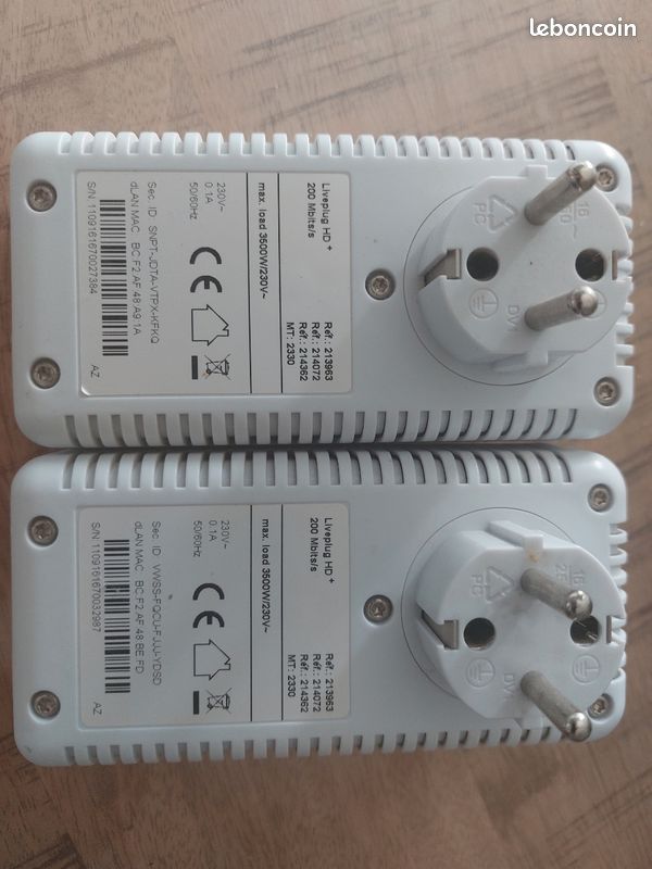 2 prises (plugs) qui se branchent directement sur la prise électrique (image 2)