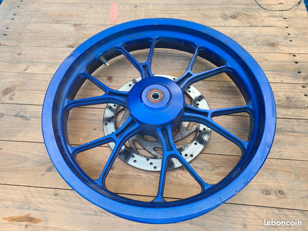 Roue Avant Complète Pour Scooter Derbi Atlantis 100 2 Temps - Jante Et Pneu Occasion