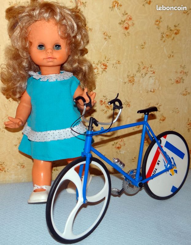 Poupée Vintage Années 70 - Parle Et Marche - Yeux Dormeurs Avec Fossettes