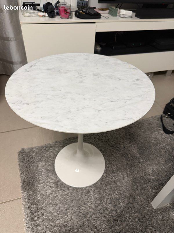 Table tulipe ronde en marbre blanc – Ø 50 cm (image 1)
