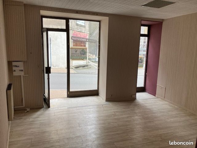 Local commercial 3 pièces 130 m² · à La Châtaigneraie · 130 m² · 65 000 €