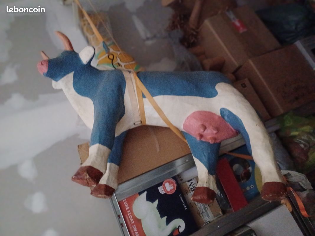 Grande vache papier mâché (image 1)