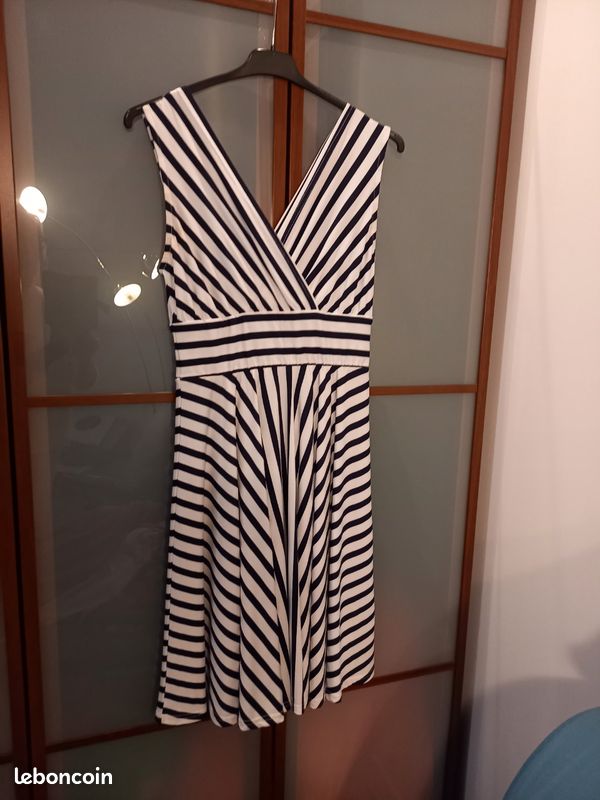 Robe évasée Xhilaration Rayée Noire, Blanche Et Rose – Sans Manches – Taille L