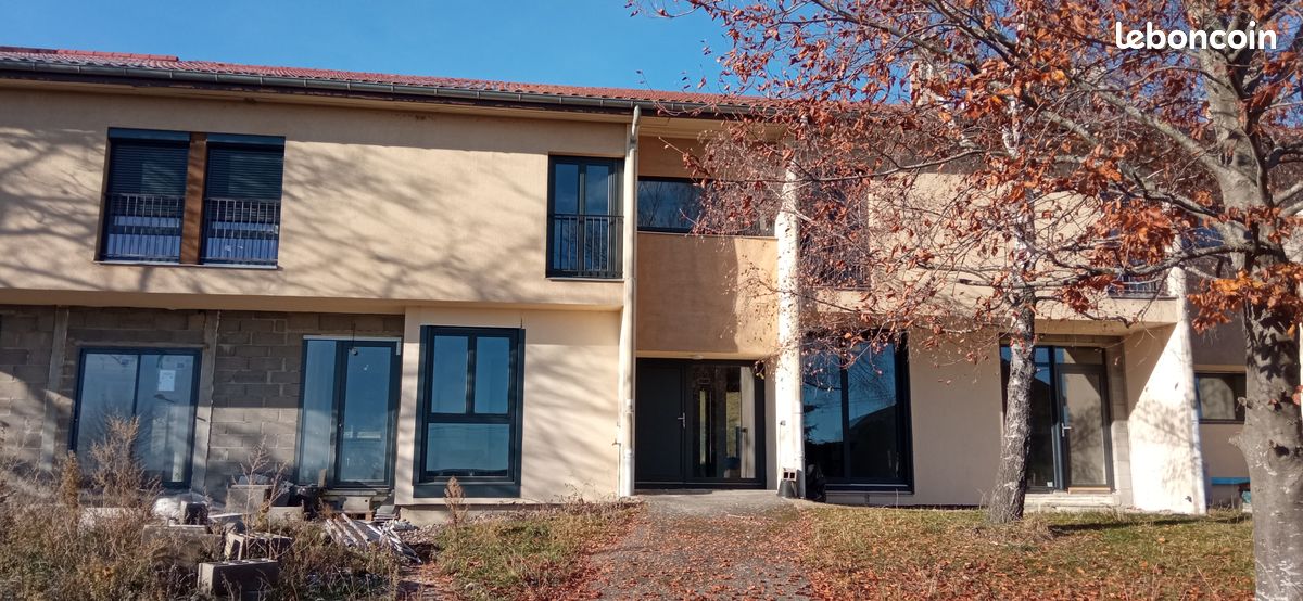Maison 8 pièces 186 m² · à Essertines-en-Châtelneuf · 186 m² · 280 000 €