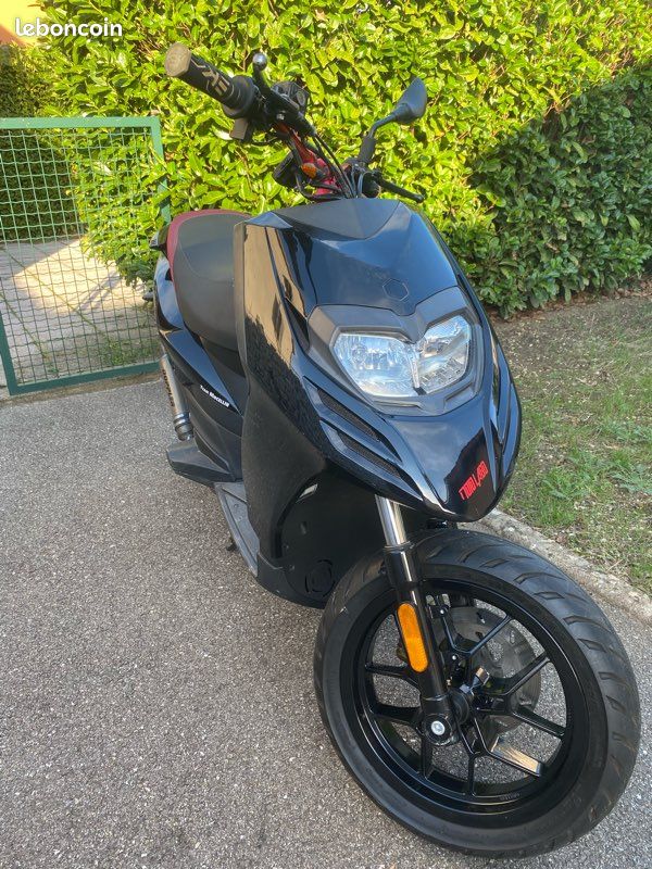 Scooter Aprilia sr motard 50cc Motos