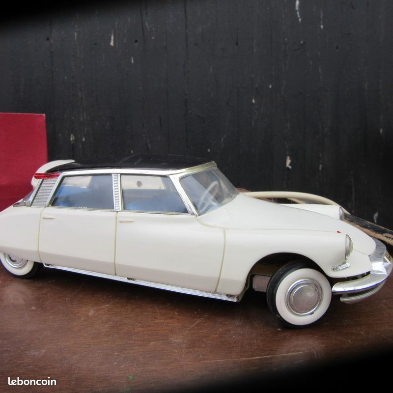 Lot - Carro Citroën DS 19 Téléguidée - marca Gé-Gé Montbrison Comp