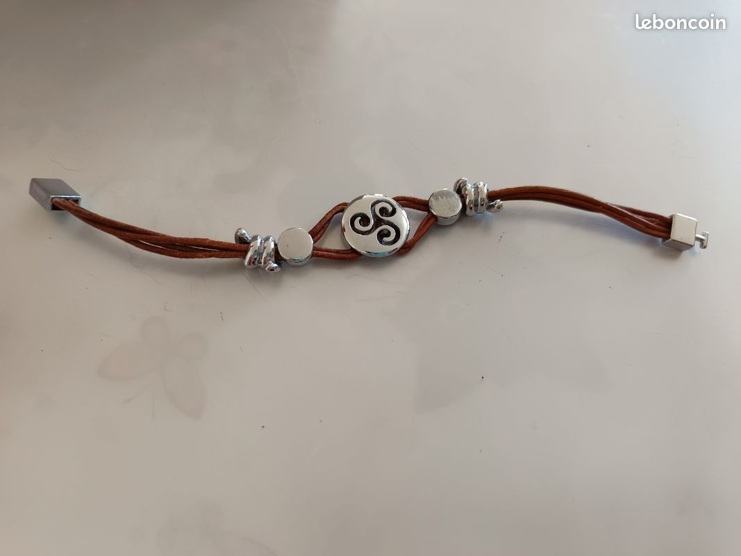 Bracelet breton avec fermoir et Triskel Montres Bijoux - Main Image