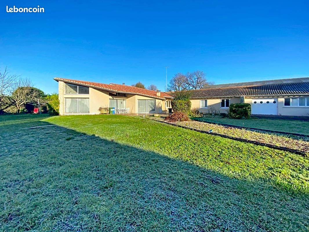 Maison 7 pièces 303 m² · à Saintes · 303 m² · 339 990 €
