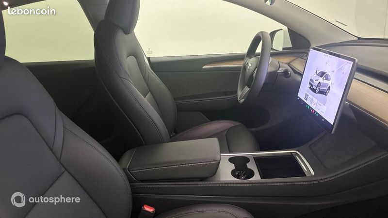 Tesla Model Y Standard RWD (image 15)
