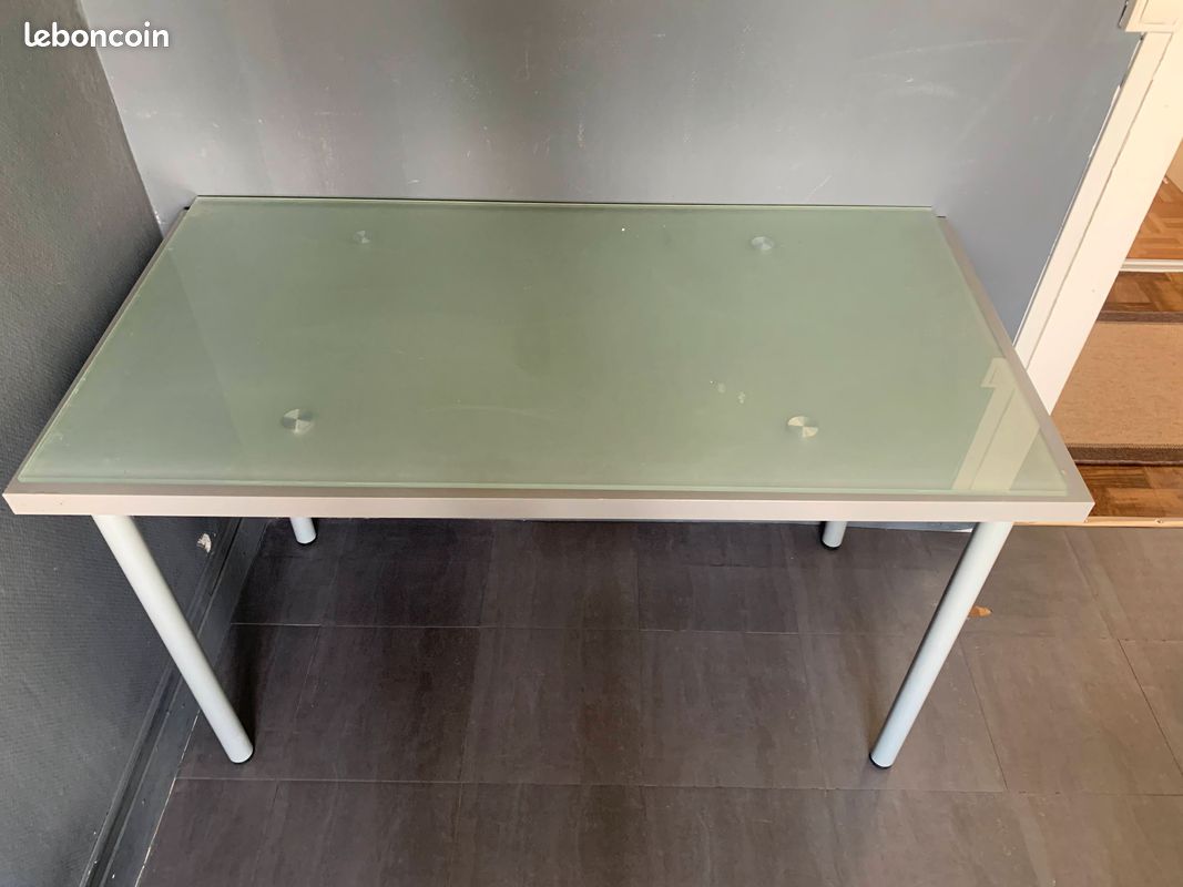 Table avec plateau de verre (image 1)
