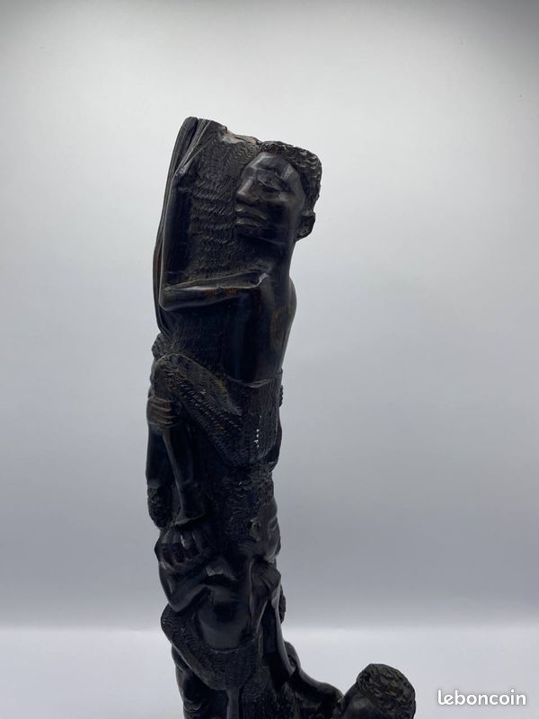 Sculpture africaine en bois sculpté – Composition de personnages enlacés – 41 cm (image 3)