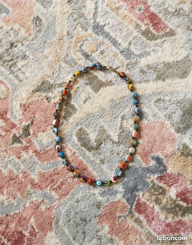 Collier sautoir vintage en pâte de verre vert et métal argenté et doré signé VV - Canada
