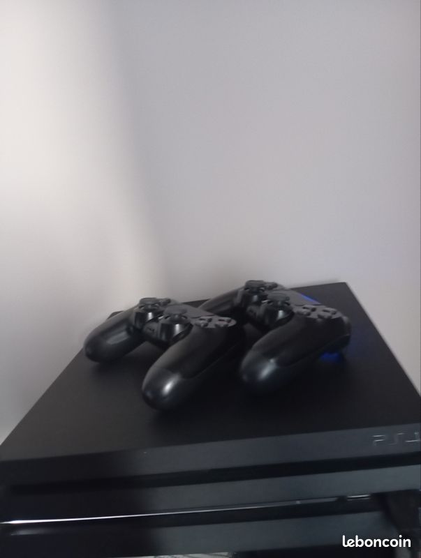 Console Sony PS4 Pro 1To Noire + 2 Jeux - Occasion Bon état