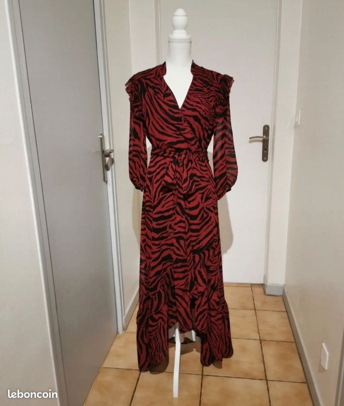 Robe longue ba&sh taille rouge foncé et noire Vêtements