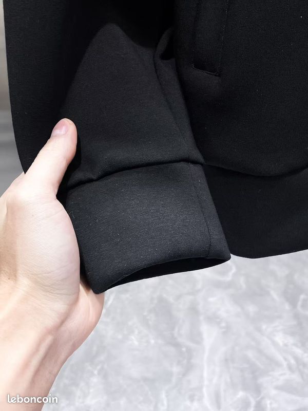 Sweat Prada noir pour homme, capuche avec cordons, poches latérales (image 9)