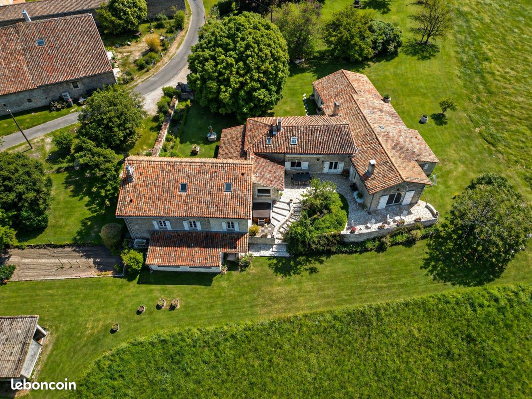 Maison 15 pièces 334 m² · à Roullet-Saint-Estèphe · 334 m² · 575 000 €