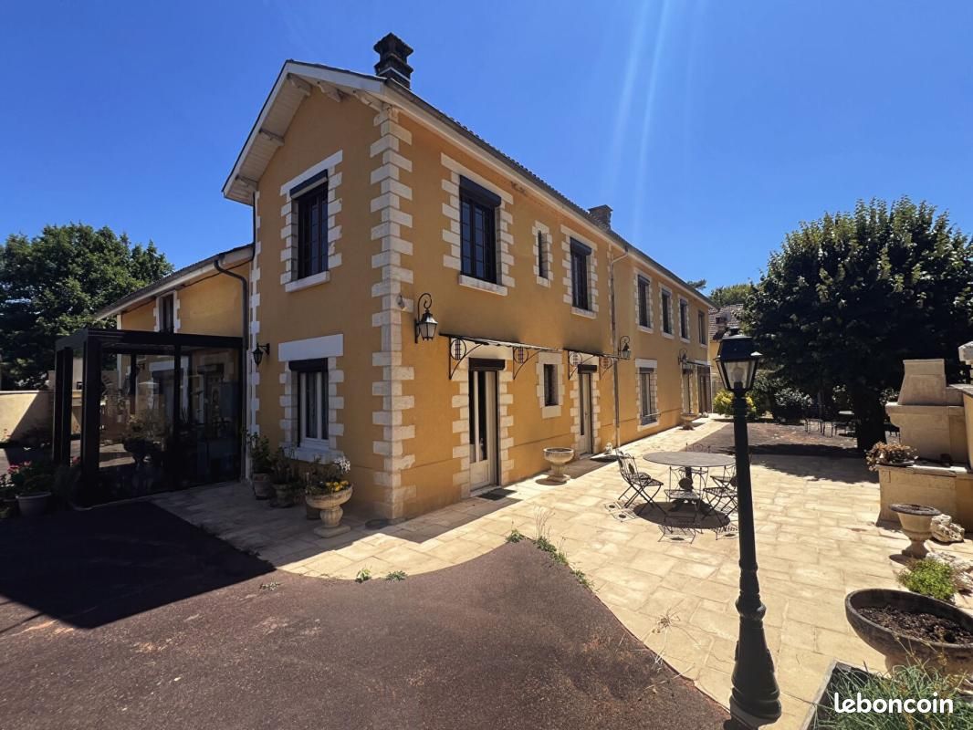 Maison 13 pièces 400 m² · à Saint-Pierre-de-Côle · 400 m² · 318 000 €