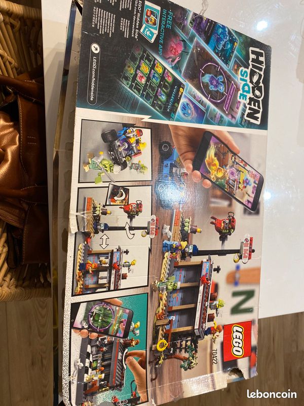 Lego hidden side (image 1)