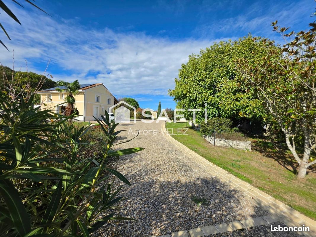 Maison 13 pièces 500 m² · à Saint-Germain-de-Lusignan · 500 m² · 751 000 €