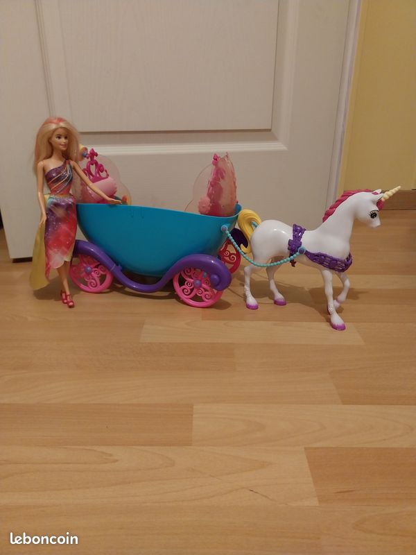 Carrosse Barbie Arc en ciel (image 4)