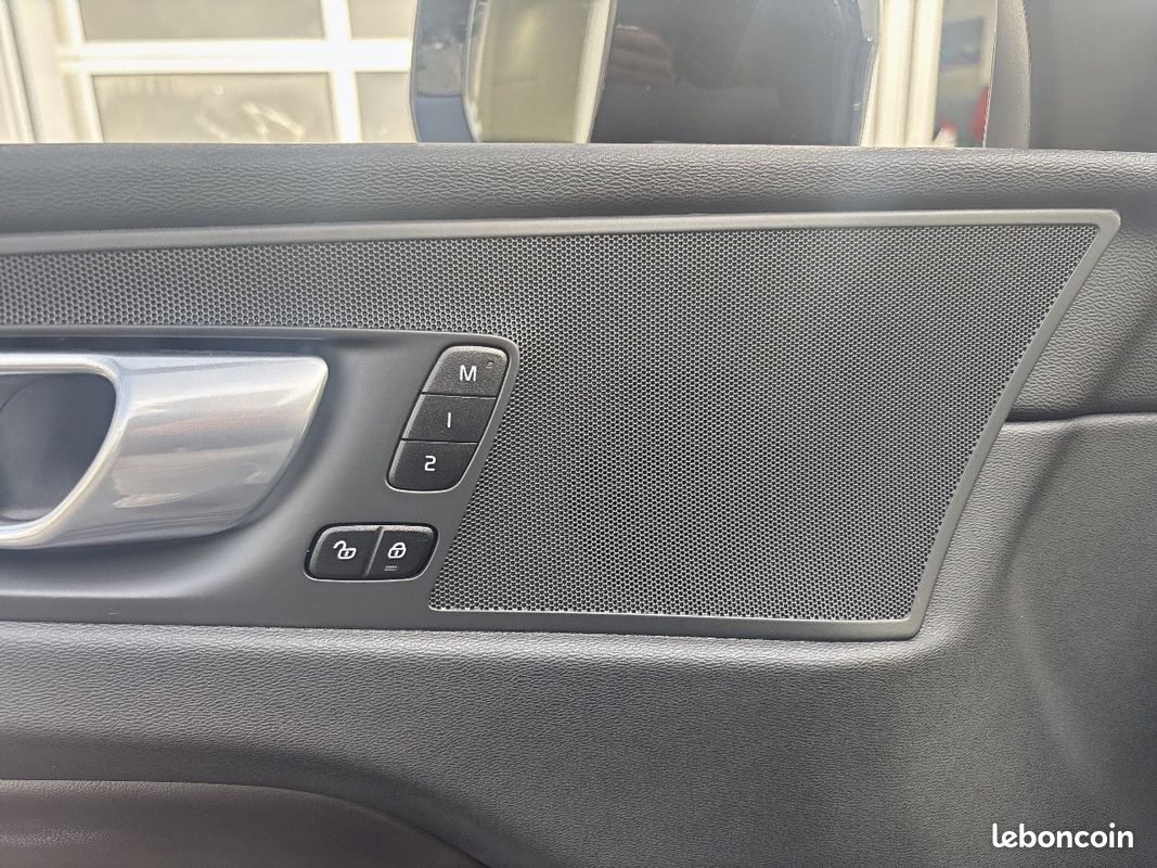 VOLVO XC60 B4 197 ch Geartronic 8 Plus Style Dark (image 11)