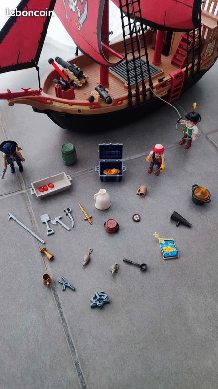 Playmobil 70411 Bateau Pirate – Navire Flottant Avec 3 Personnages, 2 Canons Et Singe – Dès 5 Ans