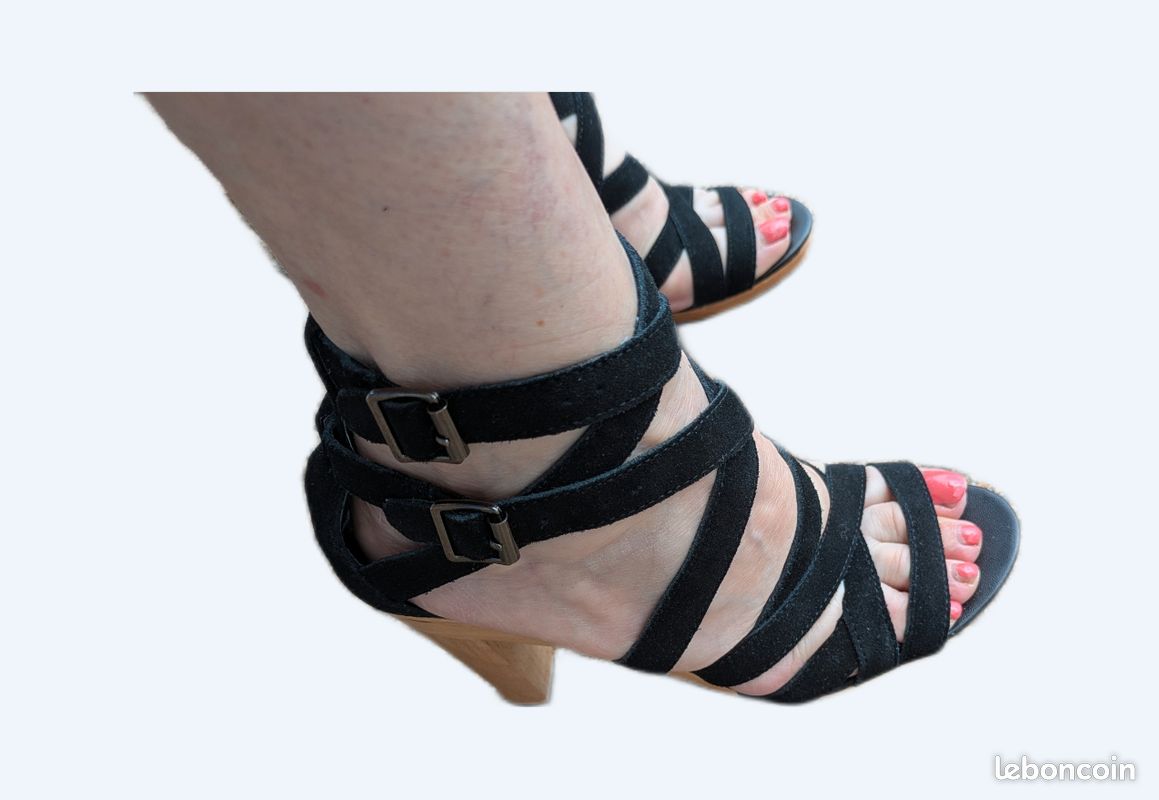 Chaussures à brides noires, marque renommée (image 1)
