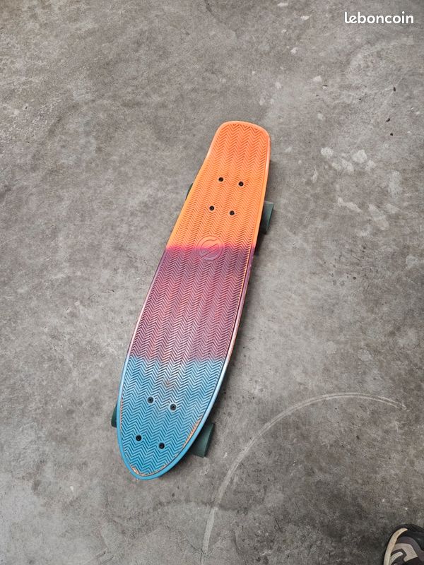 Skateboard (image 1)