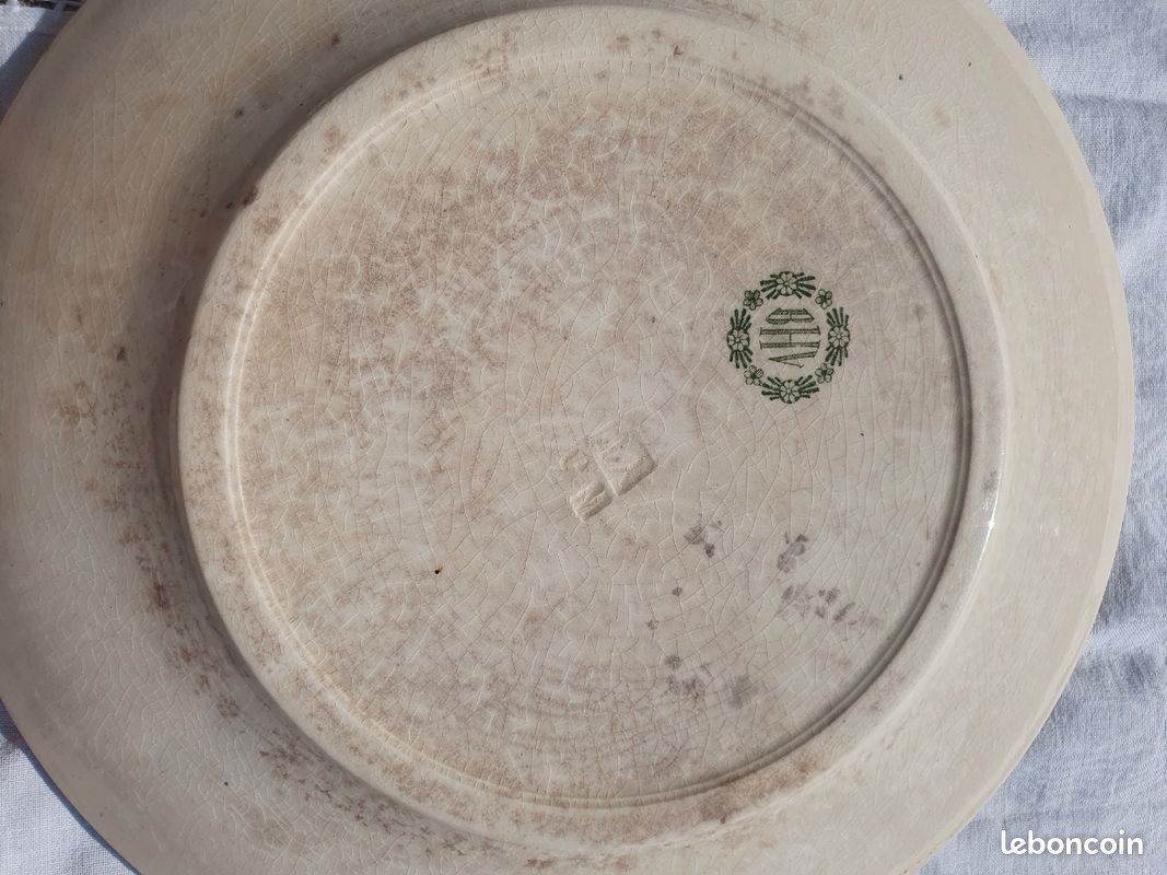 Assiettes plates terre de fer vert estampillées BHV (image 16)