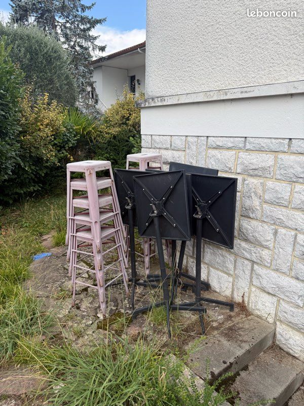 Tables et chaises haïtes (image 1)